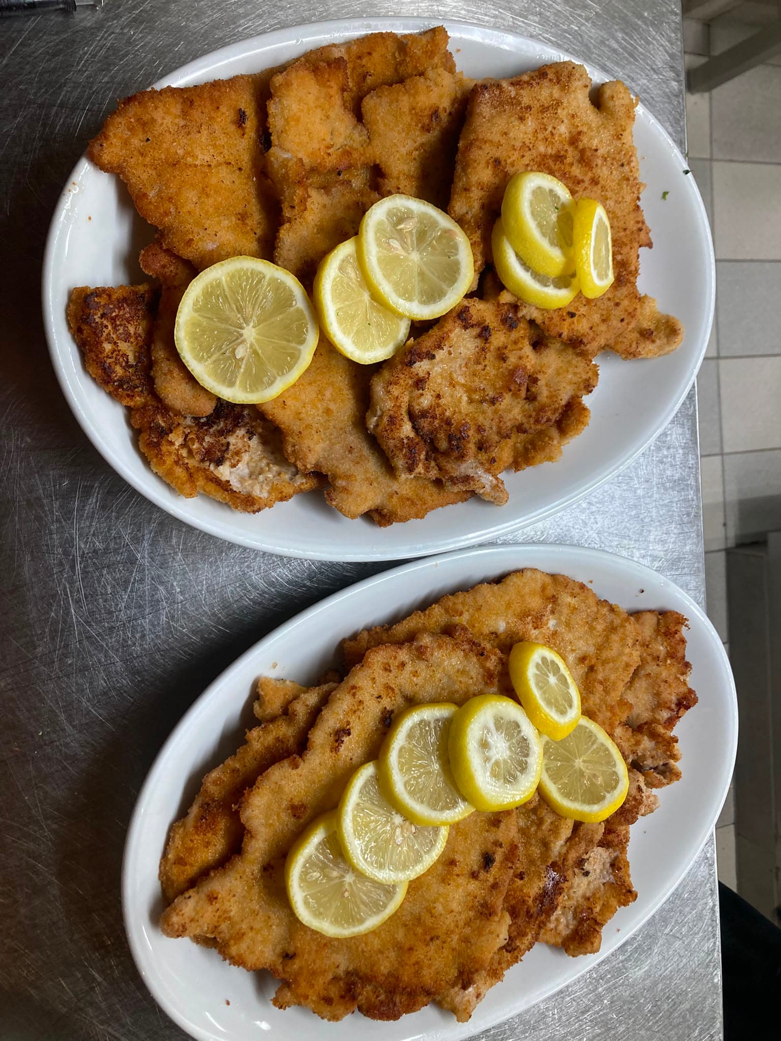 Frisch panierte Schweineschnitzel mit Zitrone
